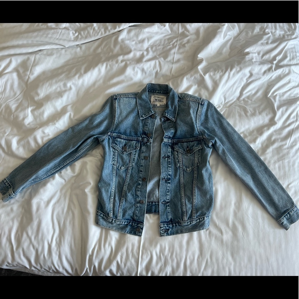 Pre-loved Levi’s denim jacket with shoulder pads. Size - S